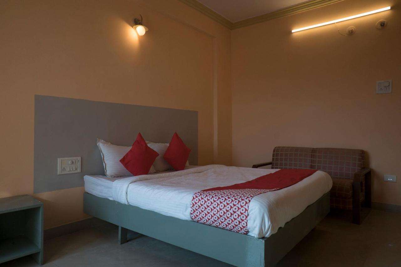 Oyo Flagship 37830 Hotel Aakar International Satara Εξωτερικό φωτογραφία