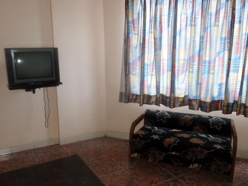 Oyo Flagship 37830 Hotel Aakar International Satara Εξωτερικό φωτογραφία