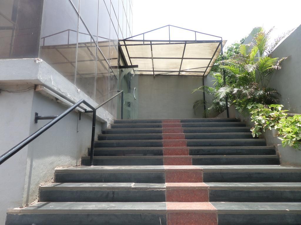 Oyo Flagship 37830 Hotel Aakar International Satara Εξωτερικό φωτογραφία
