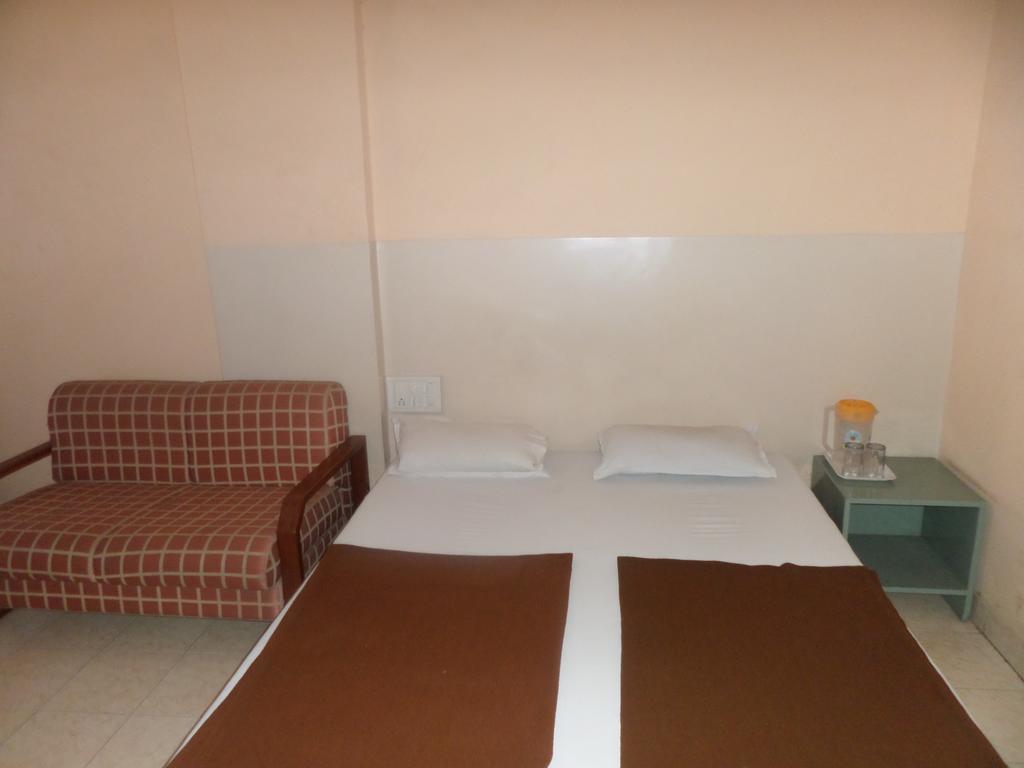 Oyo Flagship 37830 Hotel Aakar International Satara Εξωτερικό φωτογραφία
