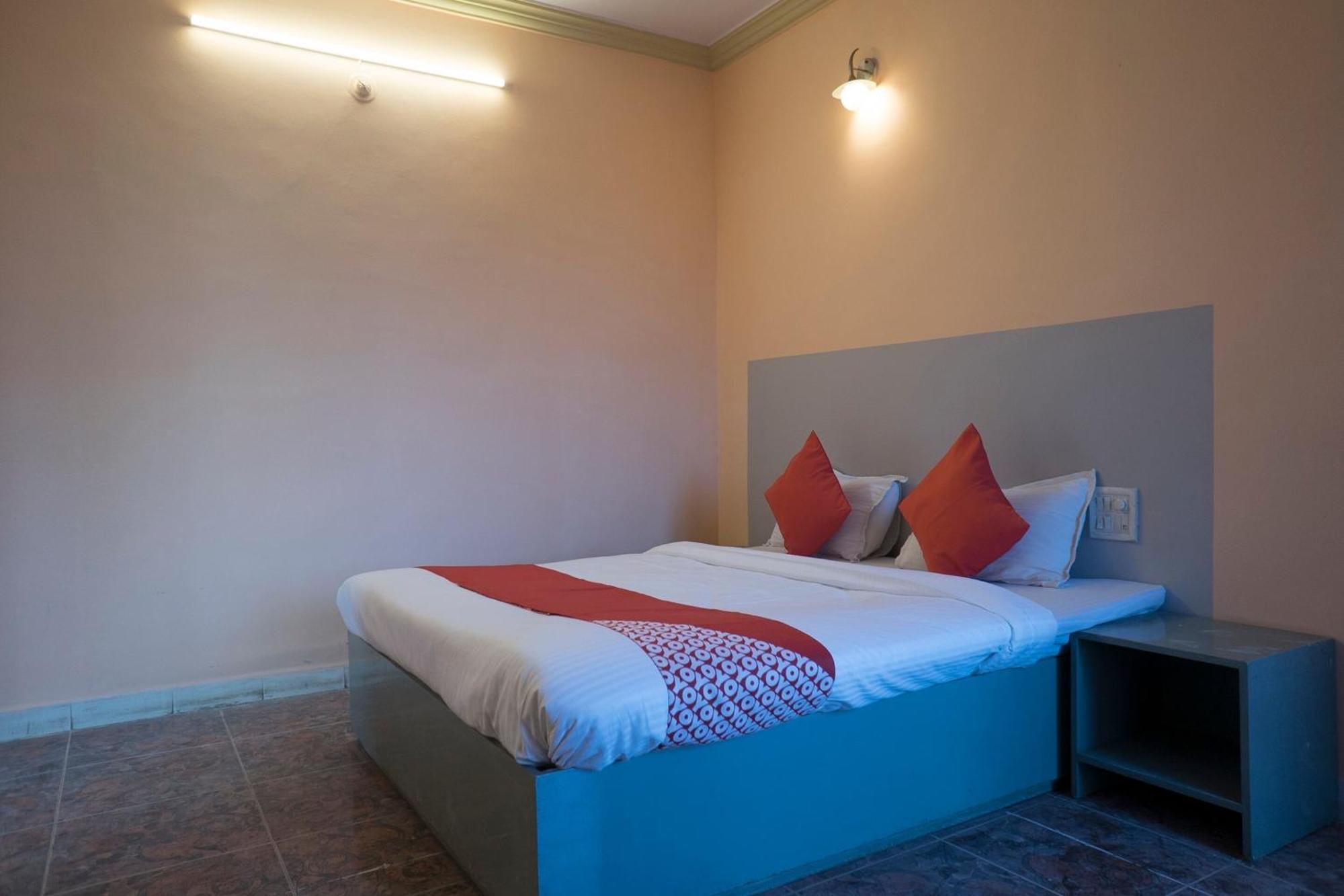 Oyo Flagship 37830 Hotel Aakar International Satara Εξωτερικό φωτογραφία