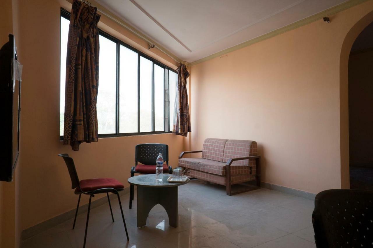 Oyo Flagship 37830 Hotel Aakar International Satara Εξωτερικό φωτογραφία